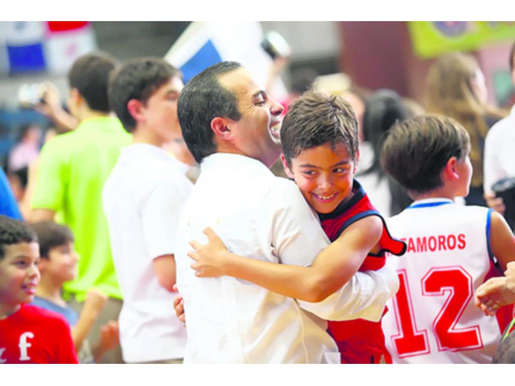 Los padres de familia no contuvieron la emoción y saltaron al tabloncillo para celebrar con los canasteros de la Academia Interamericana de Panamá (AIP), tras conquistar el título en el baloncesto. (Anayansi Gamez)
