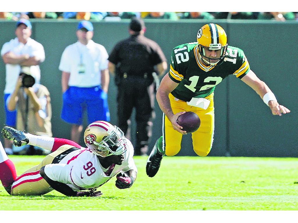 Defensa. Aaron Rodgers (12) no es fácil de atrapar.(AP)