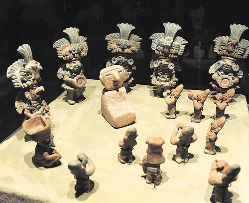<p>Ceremonia. Una pieza en la que se reproduce la "Ceremonia de entierro, tumba 103", perteneciente a la cultura Zapoteca.</p>