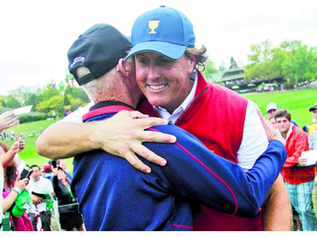 Phil Mickelson celebra con su padre la victoria que obtuvo su equipo ayer en la décima edición de la Copa Presidentes.(Foto: AP)