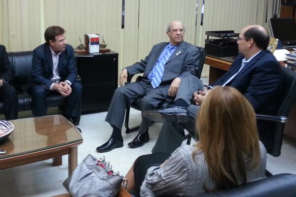 El candidato presidencial del partido Cambio Democrático (CD) está reunido con el rector de la Universidad de Panamá, Gustavo García de Paredes. Foto/Cortesía<br>