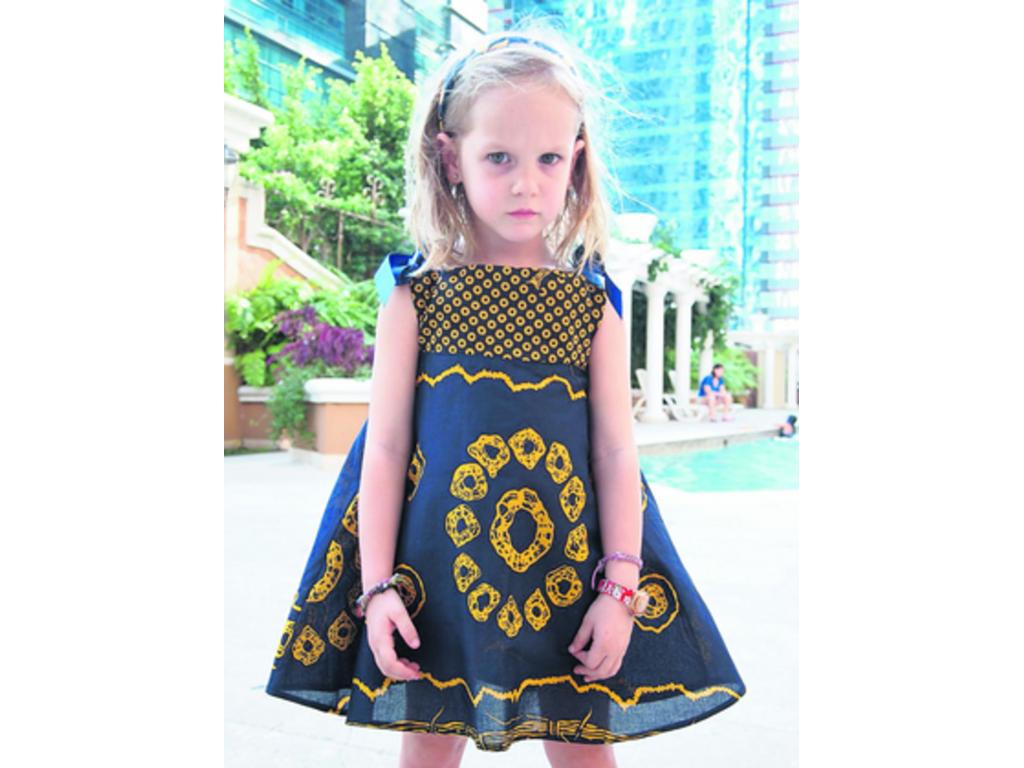 Los trajes para niñas confeccionados a mano es el regalo perfecto que buscas para la consentida de la casa. En esta colección hay más de tres diseños y en diferentes colores.