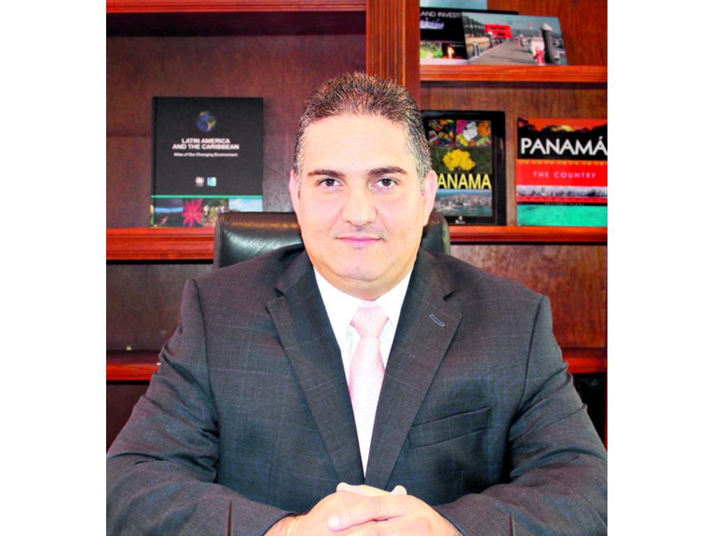 La draga de la ACP está haciendo los estudios de batimetría para el diseño de la ampliación de la carretera. Es importante hacer estos estudios para no estar especulando sobre precios.