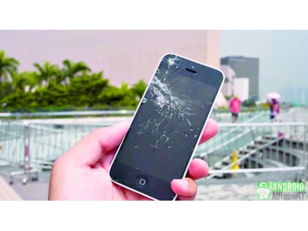 Los editores de Android Authority realizaron las pruebas de caídas del iPhone 5C y 5S, dejándolos caer desde la altura del pecho. El primer modelo resultó con la pantalla rota, mientras que el 5S solo tuvo algunos rasguños.