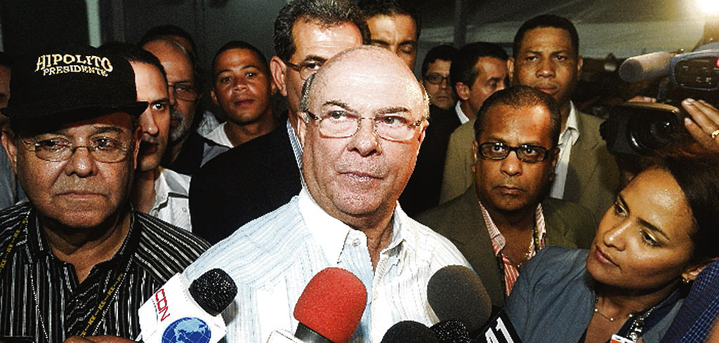 Disgusto. Hipólito Mejía del PRD dijo que hubo fraude.(EFE)