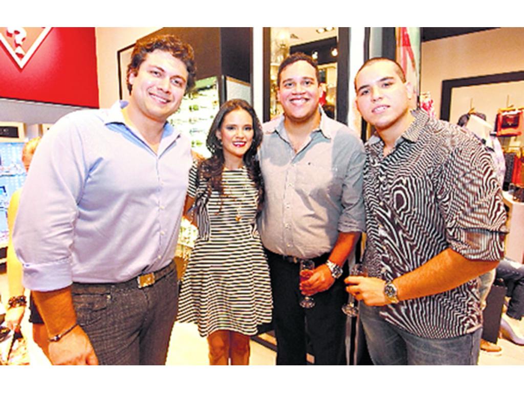 2. Joaquín Regis, Diana Ferrabone Luciani, Juan Pablo Byrne y Alejandro Perales.