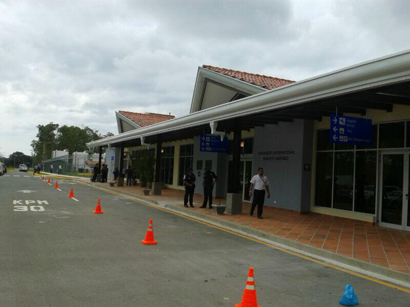 Fachada del aeropuerto Internacional Scarlett Martínez. Foto/Carlos Lemos<br>