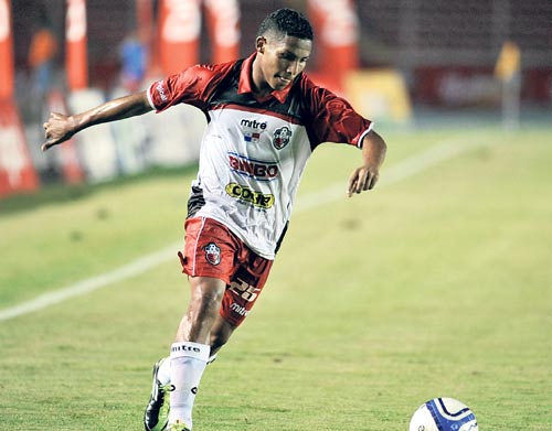 <p>Figura. El volante del Chorrillo, Engin Mitre, viene de marcarle dos goles al Tauro. </p>