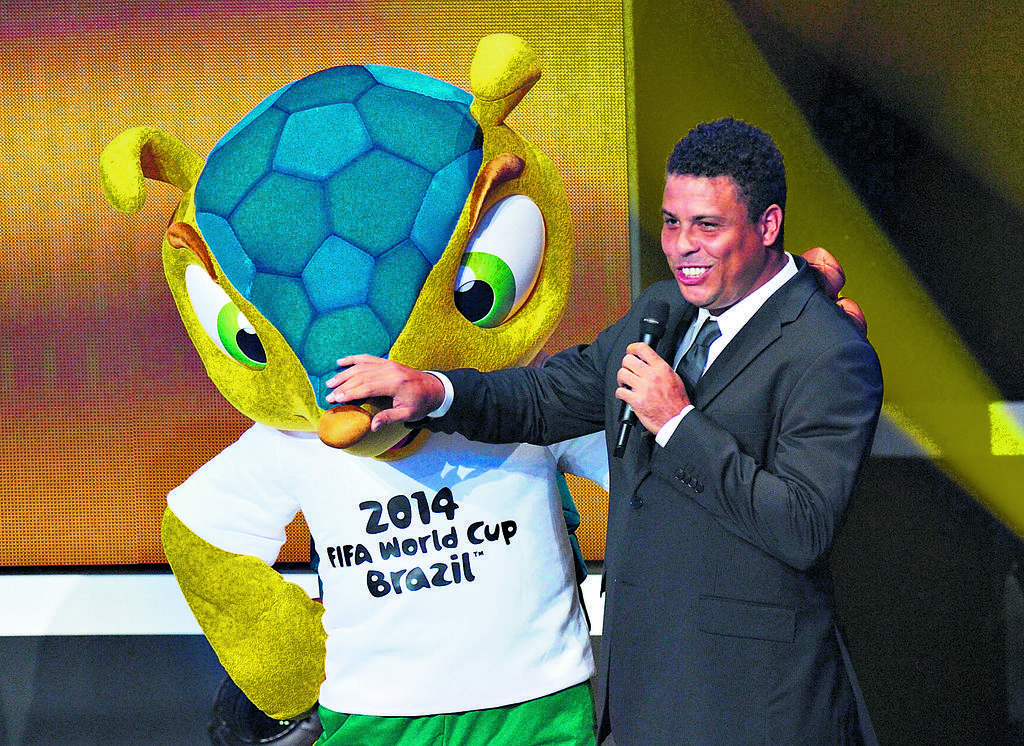Leyenda. Ronaldo junto a la mascota de Brasil 2014.(AP)