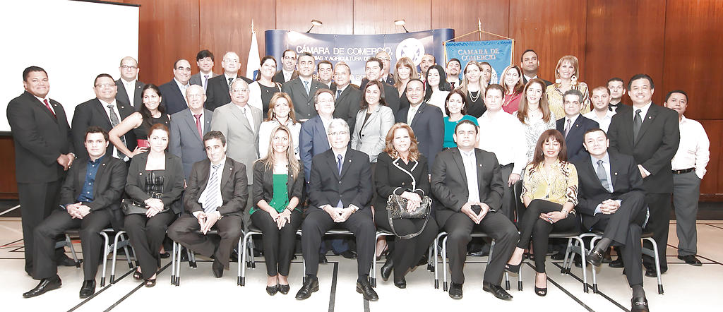 Nuevos integrantes de la Cámara de Comercio, Industrias y Agricultura junto a Irvin Halman. ()