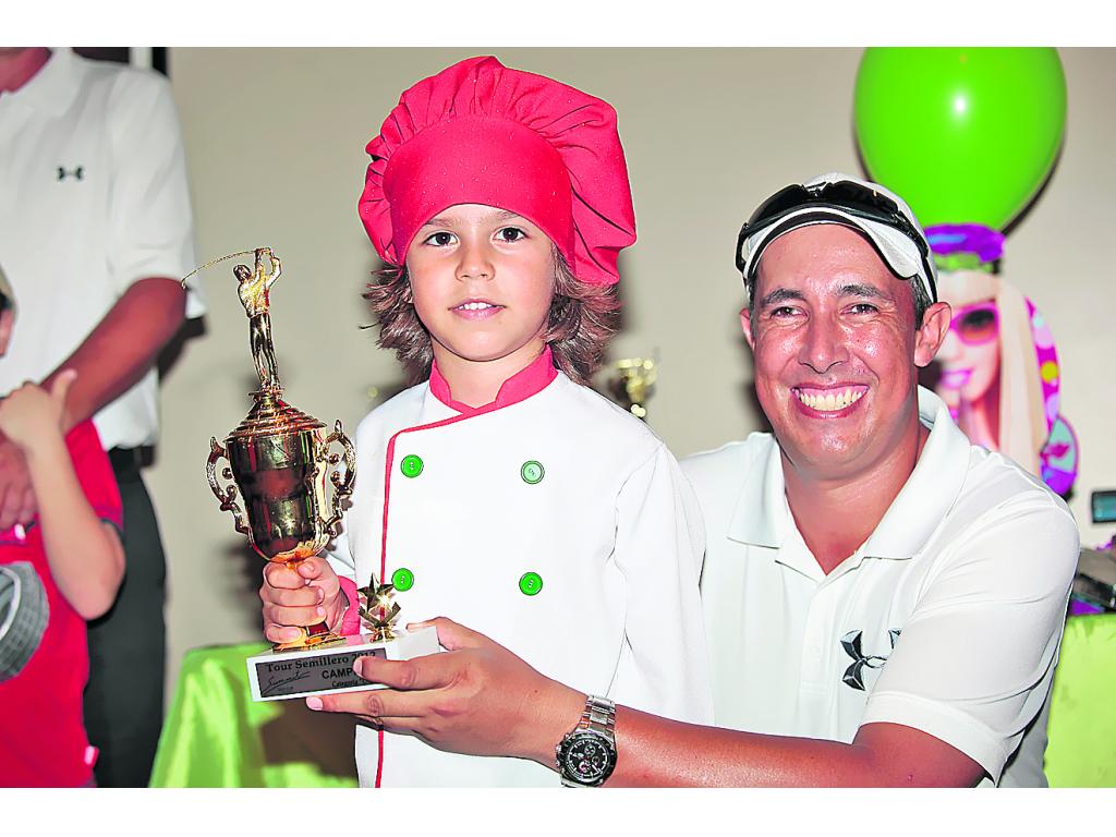Julian David Bal (i) recibe su trofeo de campeón en la categoría C (4-6 años) de manos del profesional William Espinosa.()