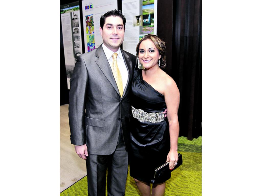 4. Karin de Castagnet, Marilu y Ricardo Velásquez.