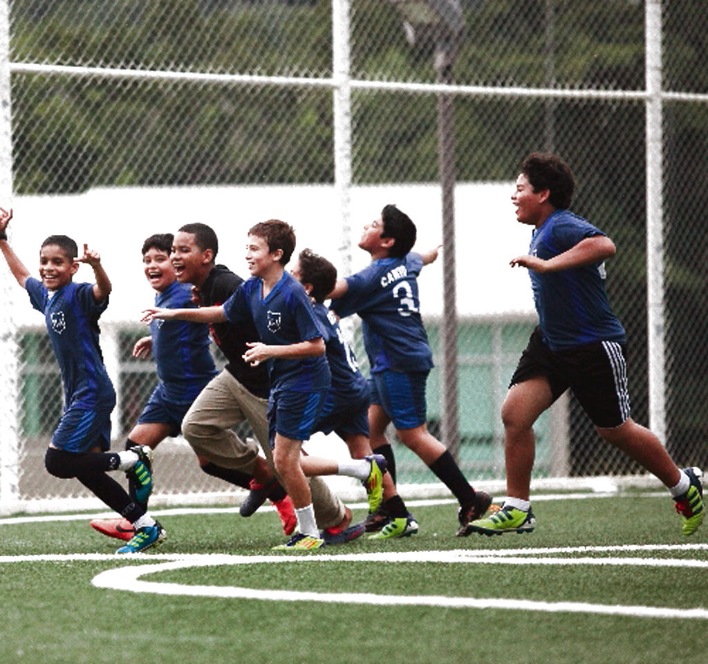 Jugadores del sexto A, equipo campeón celebrando la victoria y su título como campeones. ()