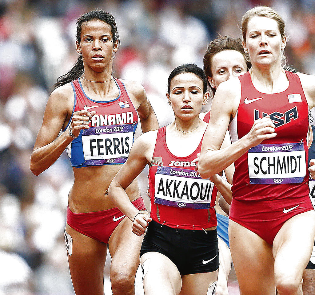Fondista. Andrea Ferris (800 lisos) quedó sexta en su heat eliminatorio con registro de 2:05.59, por lo que no logró superar su mejor marca, que es de 2:01.63. ()