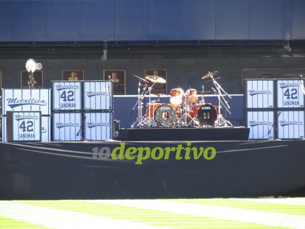 Los instrumentos de Metallica, alusivos a la despedida de Mariano Rivera. Foto/Epasa.<br>