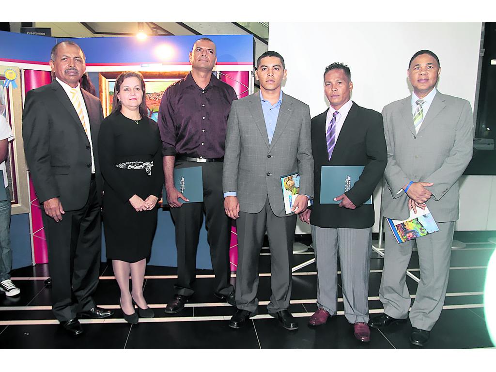 Acto. Autoridades del Banconal y los ganadores (Omar Morales)