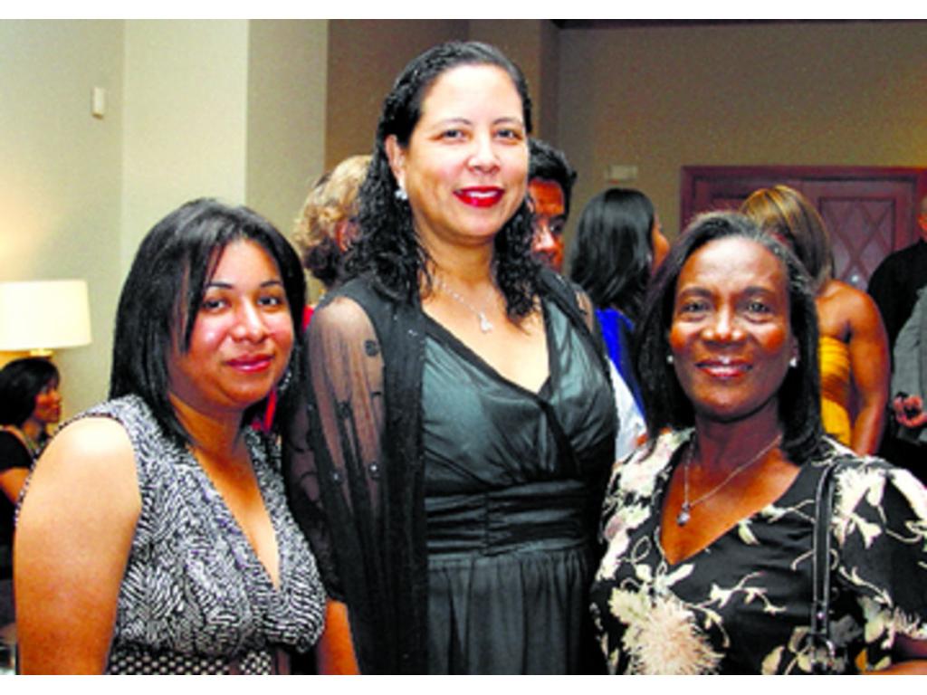 3. Marta Henríquez, Itzel Wong y Herlinda Silgado.