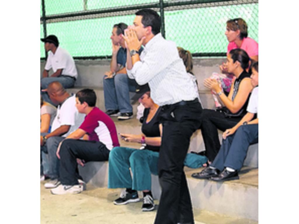 Los fanáticos en casa apoyando a su equipo.(Anayansi Galmez)