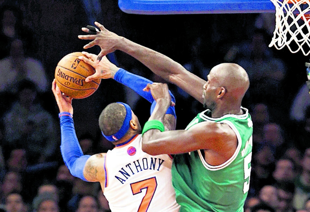 Juego. Garnett (dcha.) bloquea a Anthony.(AP)