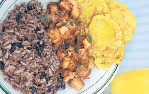 <p>En el restaurante Vista Mar, no dejes de ordenar el arroz con guandú, pulpo guisado y patacones.</p>