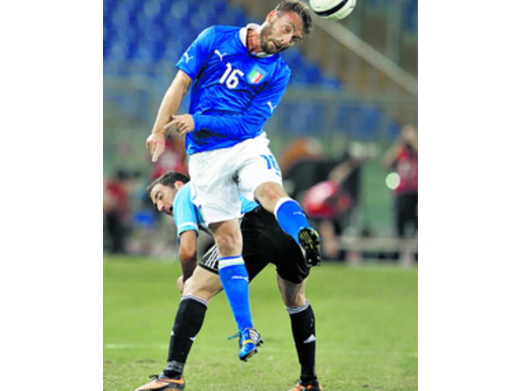 Daniele De Rossi (16) trata de ganar el esférico ante un adversario.(AP)