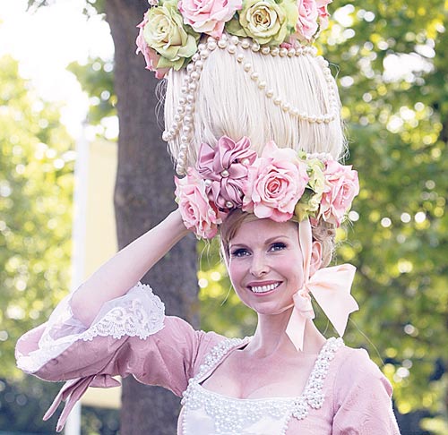 <p>A lo Rapunzel está este sombrero altísimo.</p>