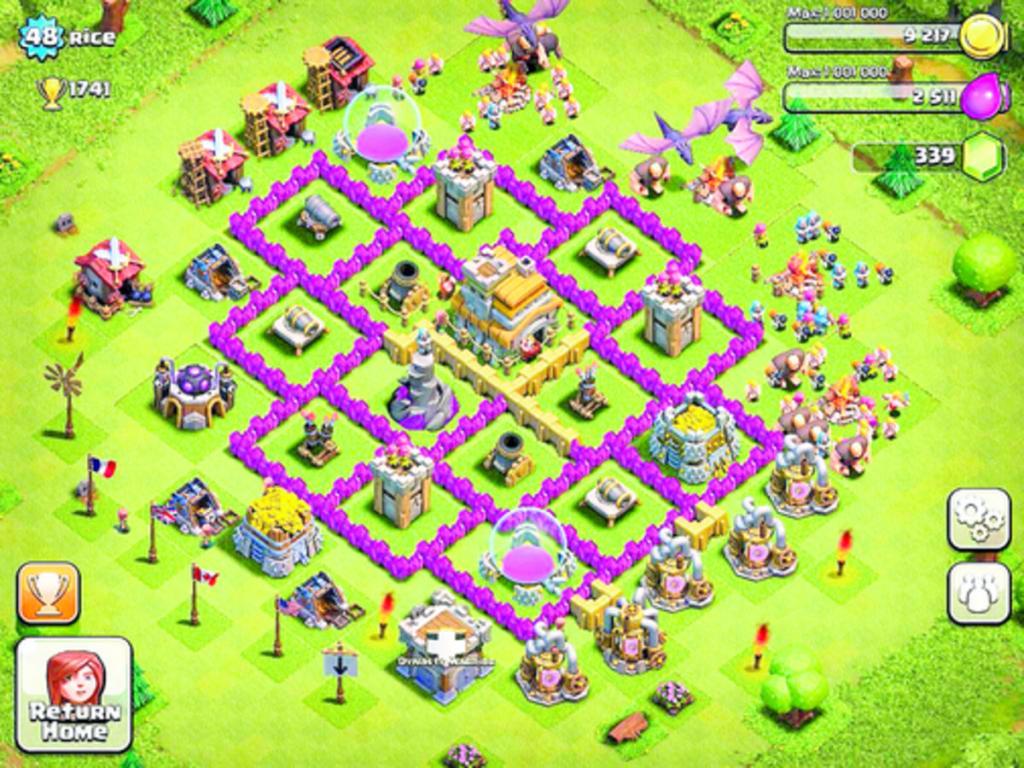 En este juego en tiempo real de estrategia y construcción guiarás a tus súbditos en la conquista de los reinos de tus enemigos, construyendo una gran ciudad, preparando sus defensas y planeando los ataques a otros clanes del reino.