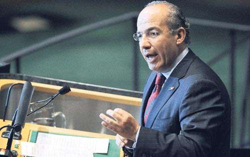 <p>Felipe Calderón solicitó que las decisiones importantes no estén en manos de unos cuantos.</p>