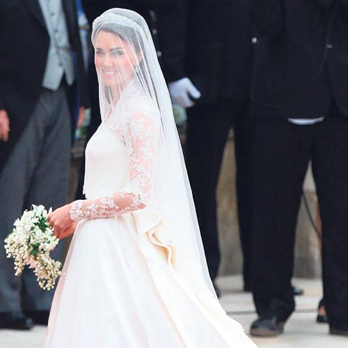 <p>Traje. Kate, como una verdadera princesa, gracias a Alexander McQueen. Un vestido de ensueño que se asemejaba mucho al que usó Grace Kelly con Rainiero de Mónaco. Su tiara era Cartier, de 1936.</p>