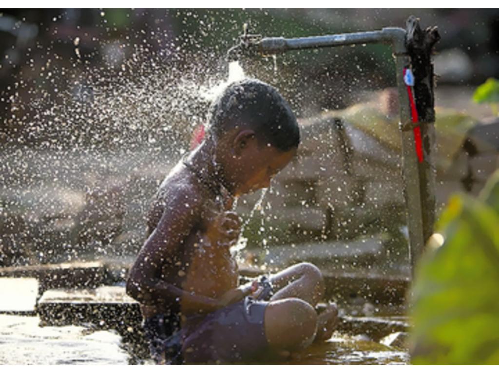 La situación es difícil, y los niños se bañan en las calles.(AP)