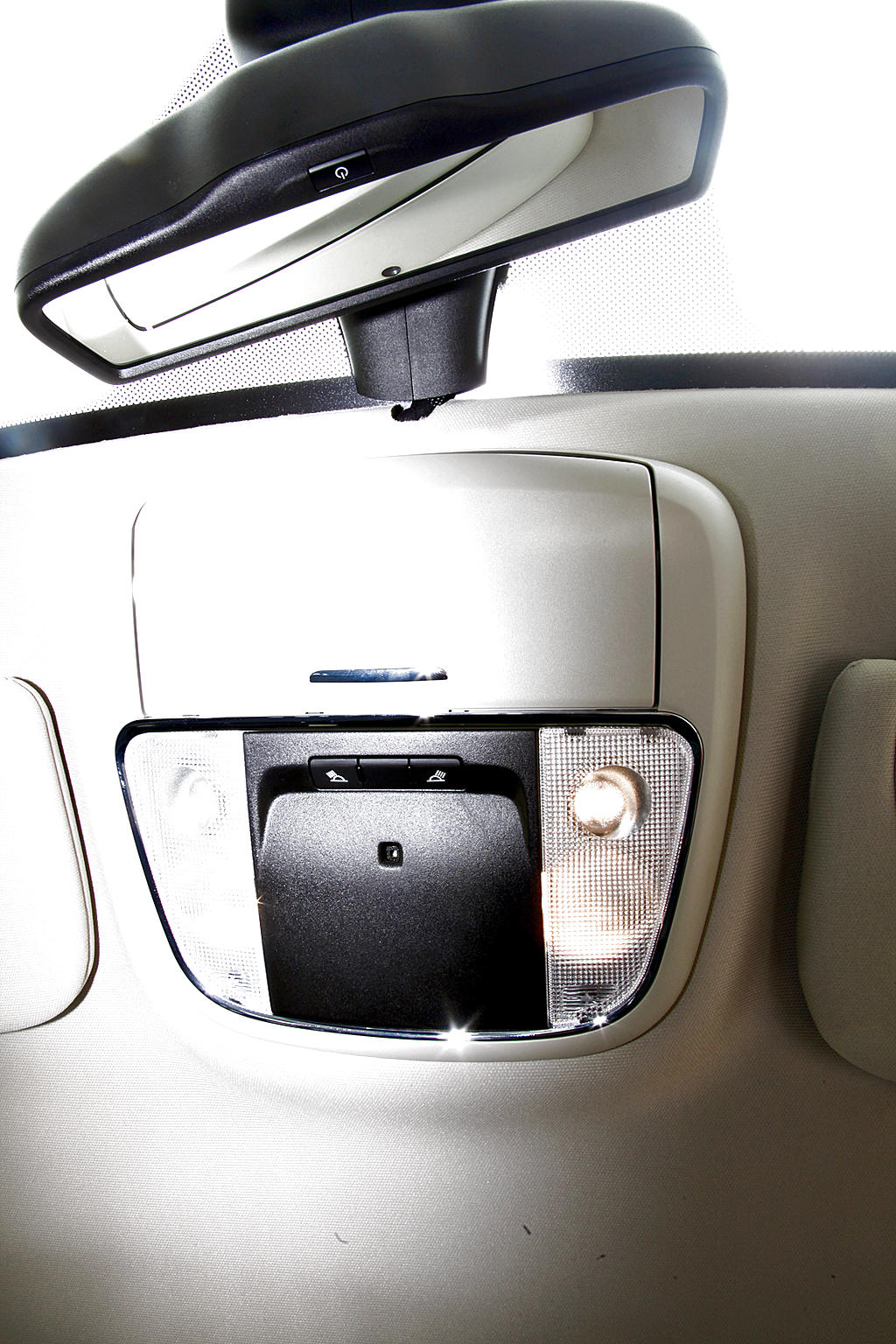 Útil. Tiene un dispositivo para controlar las luces del interior.()