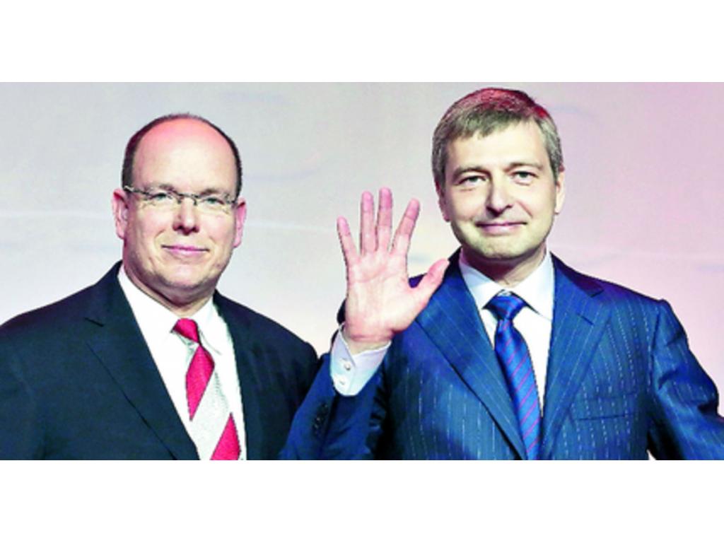 El príncipe Alberto II de Mónaco (izq.) y Dmitry Rybolovlev(AP)