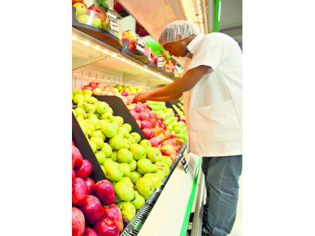 Entre las frutas que disminuyeron destacan la manzana y naranja.(Carlos Lemos.)