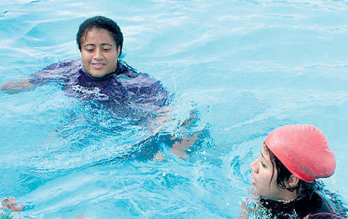 <p>Al agua. En la piscina también hay acción.</p>