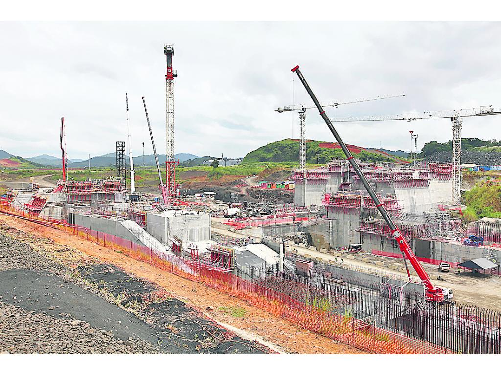 Informe. Seis meses de retraso en construcción.(ARCHIVO)