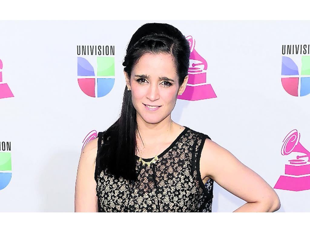 Julieta Venegas. Estuvo de negro y con trasparencia.()