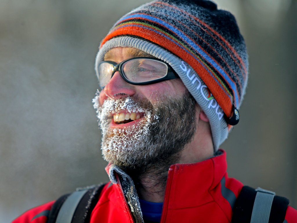 Se le acumula hielo en la barba de Greg Rohde cuando esquía al trabajo en temperatura -20. 6 de enero. Foto/The Star Tribune, Elizabeth Flores