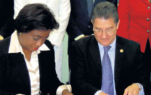 <p>La ministra Lucy Molinar y el rector de la USMA, el profesor Carlos A. Voloj Pereira.</p>