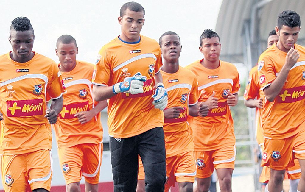 <p>Práctica. Jugadores convocados de la Sub-20 corren por la cancha del estadio Cascarita Tapia.</p>