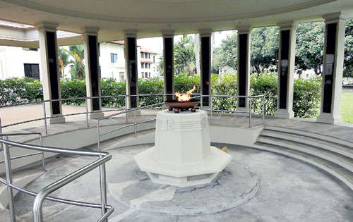 <p>Homenaje. Monumento en la Escuela de Balboa.</p>