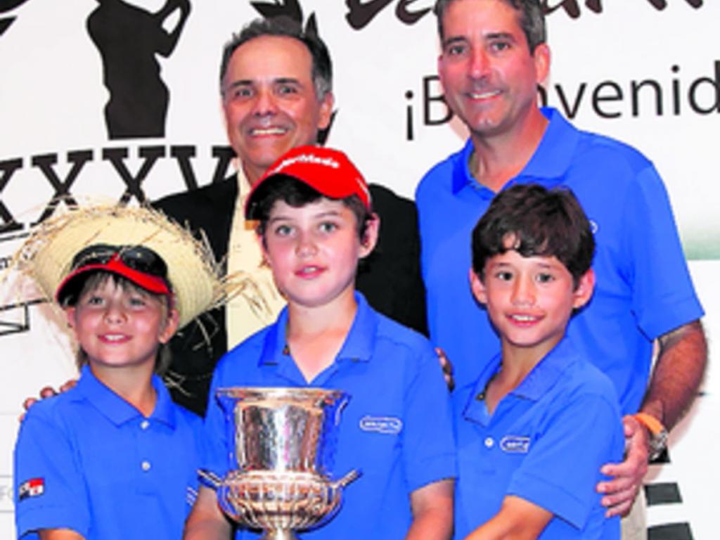 Jean Ducruet (c) sostiene el trofeo de campeón.(Anayansi Gamez)