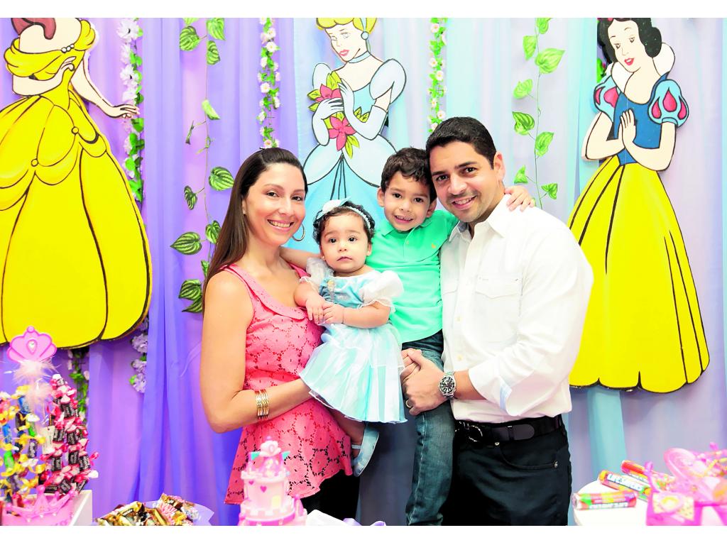María Pía de Almengor, Isabella Sofía Almengor, Leo Almengor Jr. y Leo Almengor.(Abel Rodríguez)