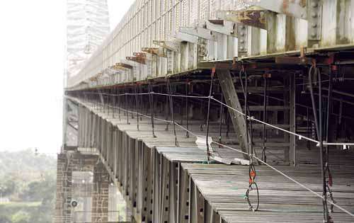 <p>Crítico. Es evidente el nivel de corrosión del puente.</p>