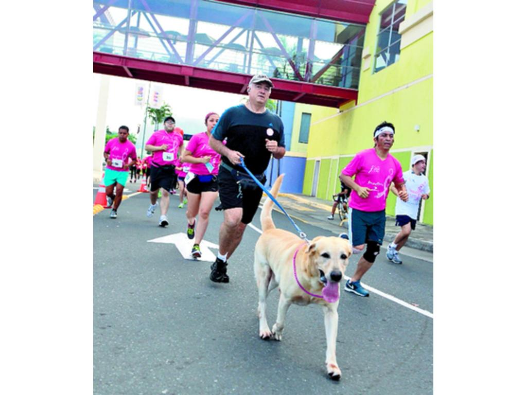 5. Las mascotas acompañaron a sus amos en los 5 kilómetros.
