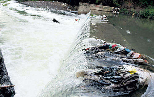 <p>Río. El Matías Hernández lucha contra la basura.</p>