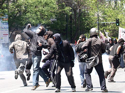 <p></p><p>Respuestas. Los jóvenes estaban armados con palos y piedras.</p>
