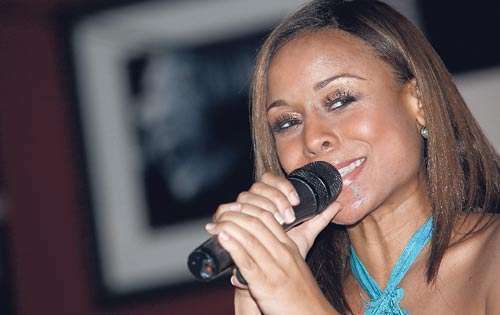 <p>Vocalización. Janelle fue ovacionada al interpretar su tema Doble dolor. </p>