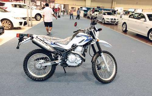 <p></p><p>Moto doble propósito (calle y campo). Equipa un motor monocilíndrico SOHC de 4 tiempos. Posee arranque eléctrico y una caja de cambios de 5 velocidades.</p>