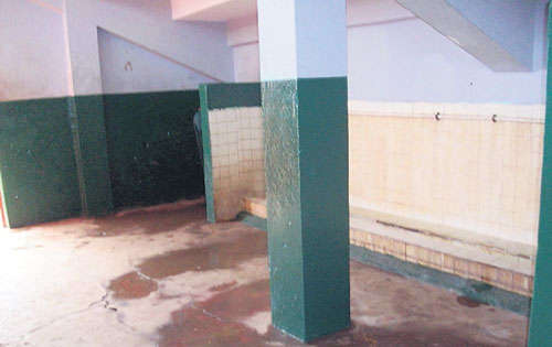 <p>Sanitarios. La suciedad se ve en los servicios.</p>