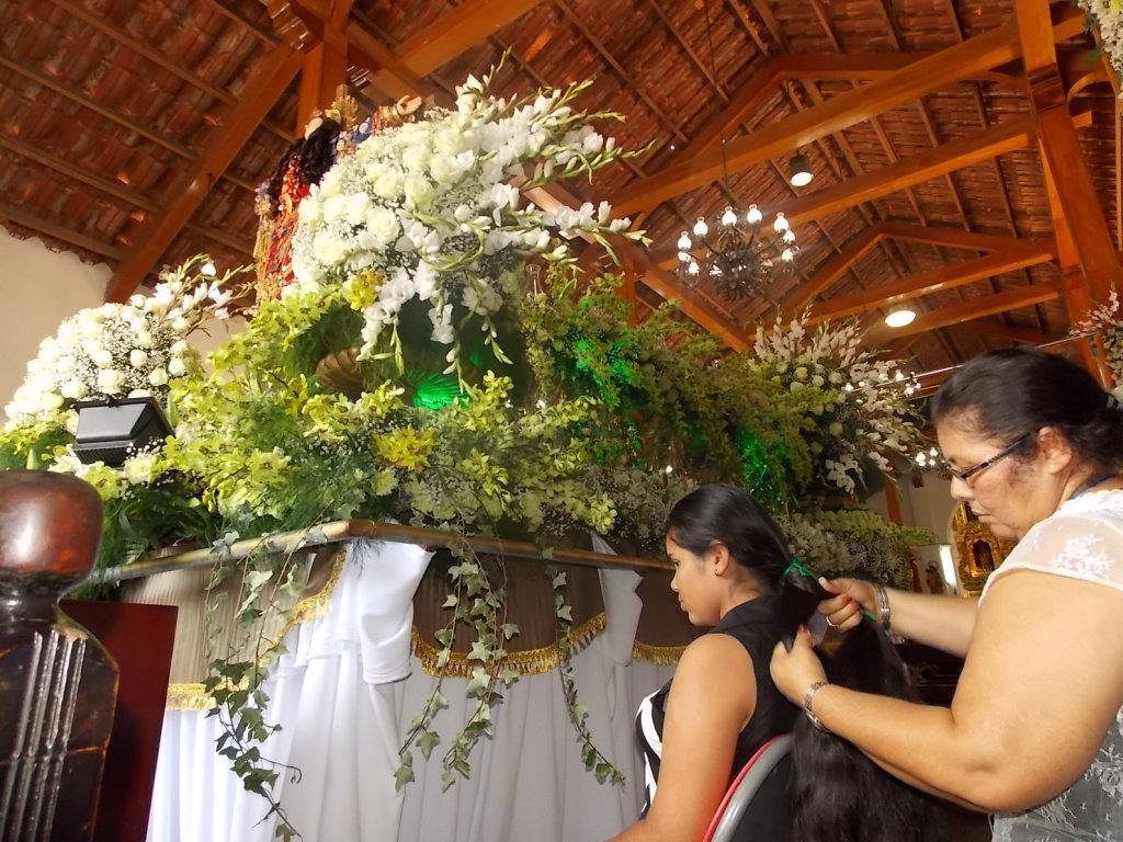 Fieles riden honores y agradecimientos a la virgen Santa Librada. Foto/Zenaida Vásquez<br>